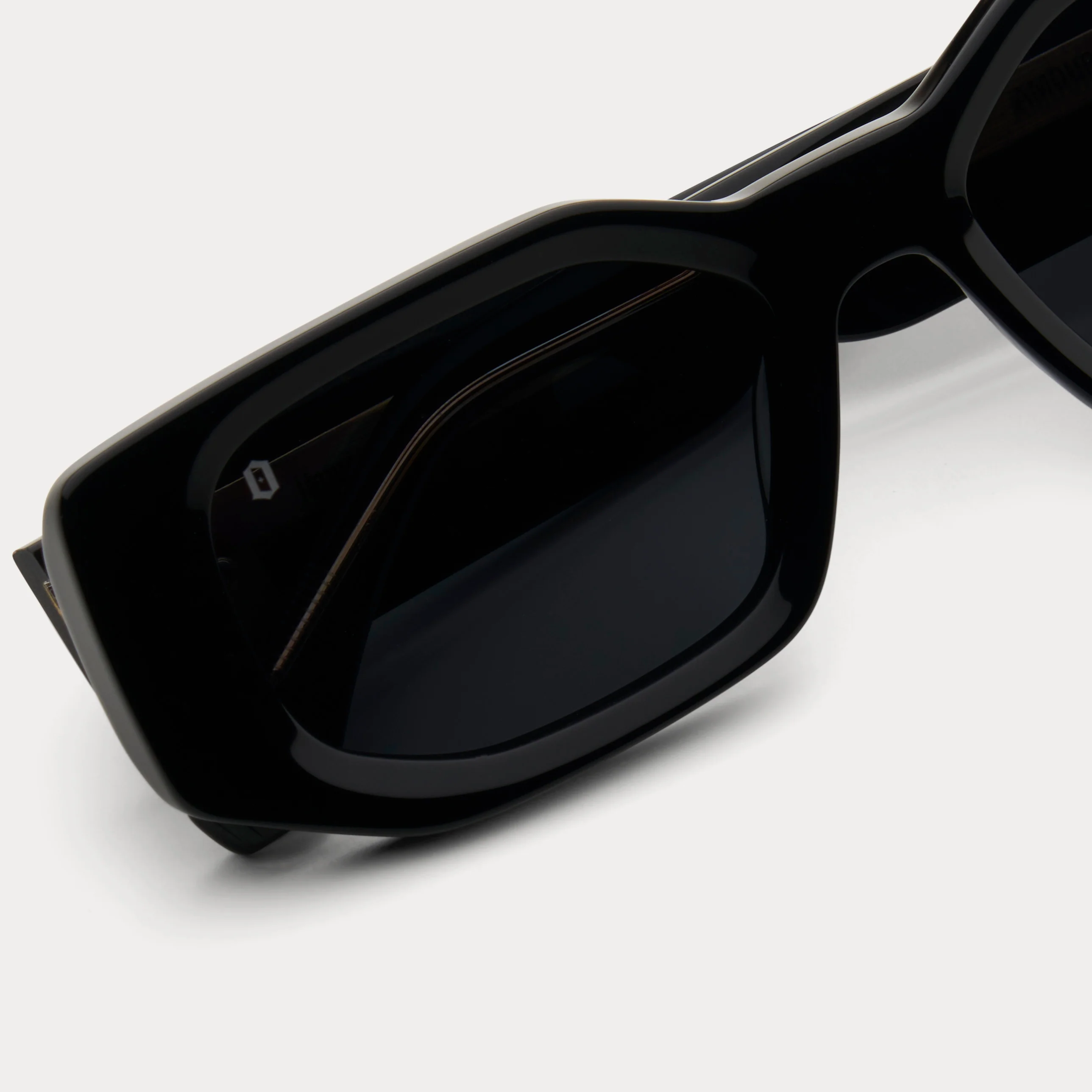 BLACK AMOUR - Image 8